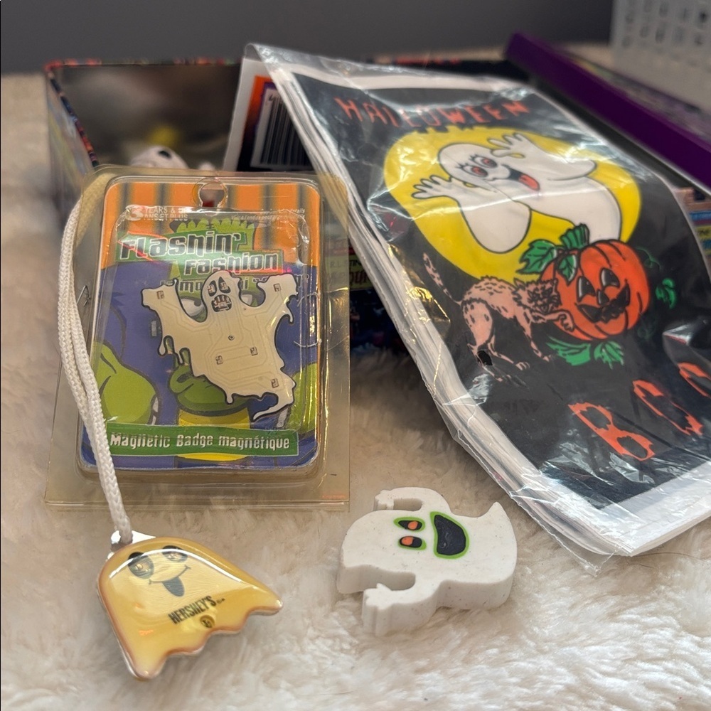 Spooky Goosebumps Halloween Vintage Party Supplies set in a tin - Picture 3 of 5